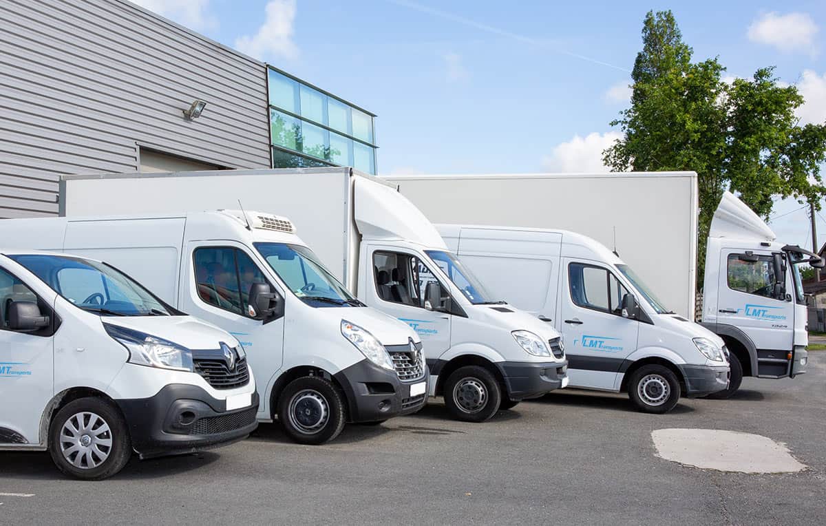 TRANSPORT URGENT POUR LA DISTRIBUTION DE VOS FLUX LMT Transports | Spécialiste de location de camions avec conducteurs pour vos transports de marchandises par camion en Loire Atlantique et toute la Bretagne, Vannes, Nantes, Quimper, Brest