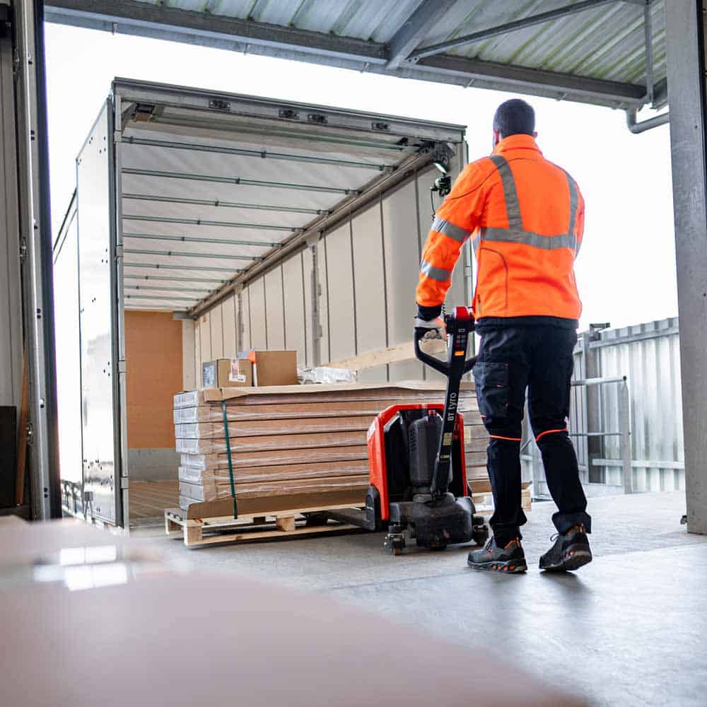 Affrétement porteurs en semi-remorques bâchés LM Distribution | Spécialiste de location de camions avec conducteurs pour vos transports de marchandises par camion en Loire Atlantique et toute la Bretagne, Vannes, Nantes, Quimper, Brest