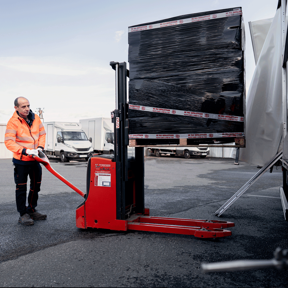 LMT Transports vous propose des véhicules et des chauffeurs pour la livraison local ou régional, avec une prestation au forfait journée. Bénéficiez grâce à LMT Transports de services et d'une véritable expertise dans le service de la distribution