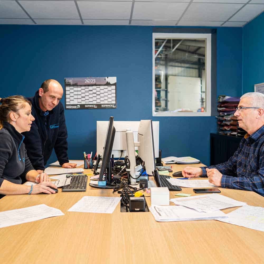 Service de Distribution en transport rapide en véhicule léger 3T5 LM Distribution | Spécialiste de location de camions avec conducteurs pour vos transports de marchandises par camion en Loire Atlantique et toute la Bretagne, Vannes, Nantes, Quimper, Brest