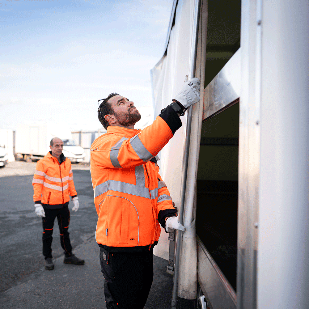 Affrétement porteurs en semi-remorques bâchés LM Distribution | Spécialiste de location de camions avec conducteurs pour vos transports de marchandises par camion en Loire Atlantique et toute la Bretagne, Vannes, Nantes, Quimper, Brest