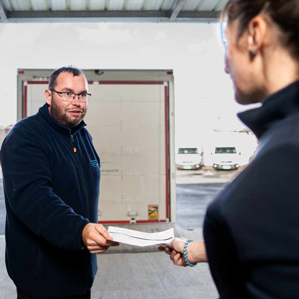 Transport urgent distribution de vos flux LM Transports | Spécialiste de location de camions avec conducteurs pour vos transports de marchandises par camion en Loire Atlantique et toute la Bretagne, Vannes, Nantes, Quimper, Brest