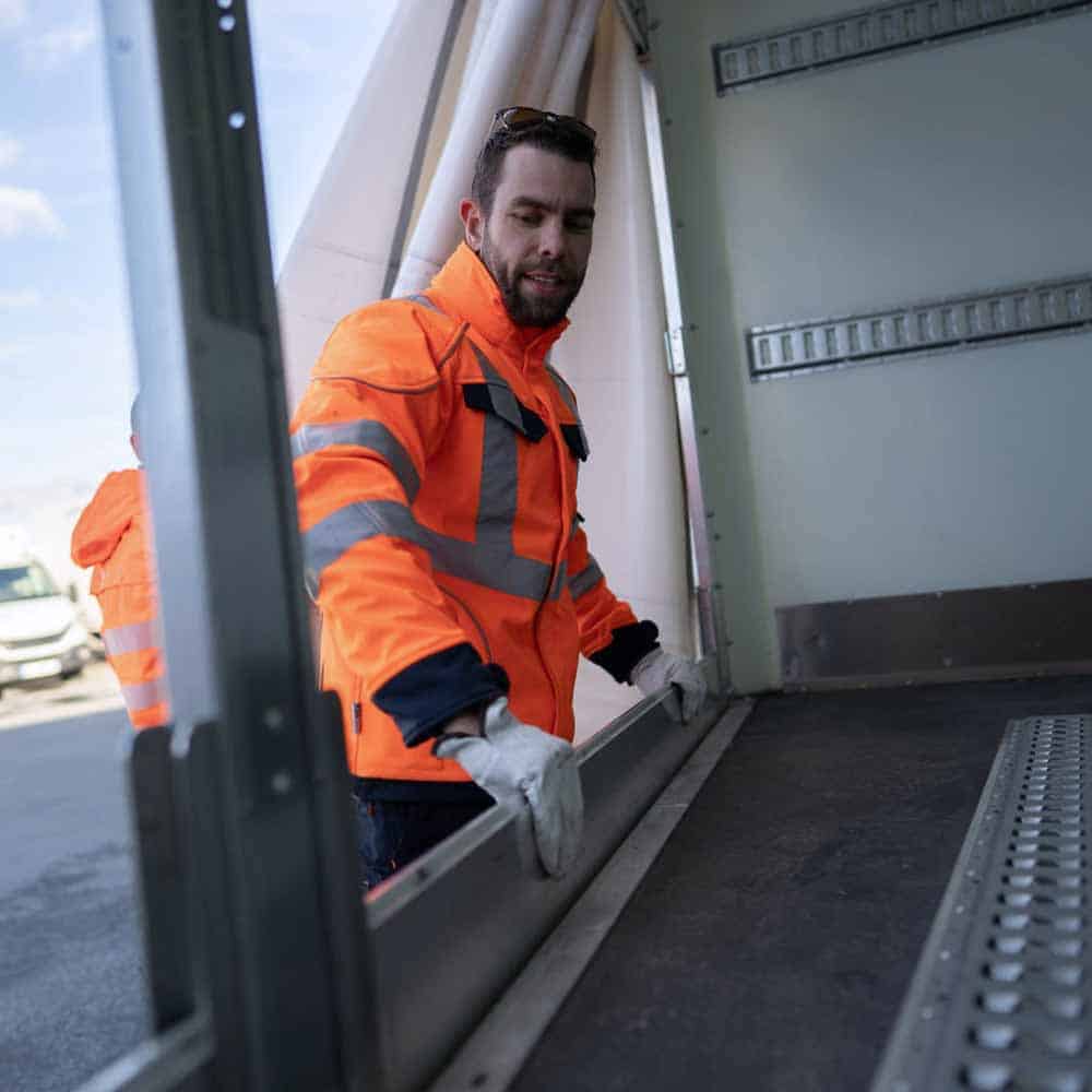 Service de Distribution en transport rapide en véhicule léger 3T5 LM Distribution | Spécialiste de location de camions avec conducteurs pour vos transports de marchandises par camion en Loire Atlantique et toute la Bretagne, Vannes, Nantes, Quimper, Brest